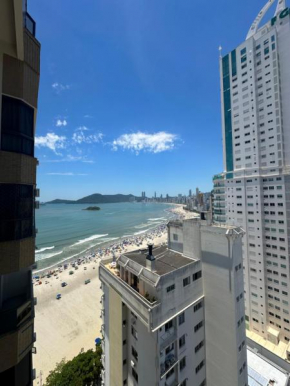 Apartamento com ótima vista para o mar em BC